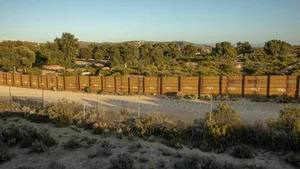 Derrière les murs (Etats-Unis / Mexique) S1 (1/6)