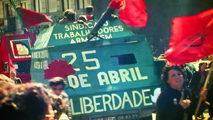 Sous les oeillets, la révolution portugaise