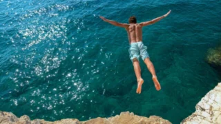 Plongeon de l'extrême : le cliff jumping